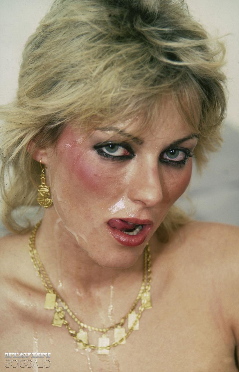 12P Mulher loira leva gozada na boca depois de fazer sexo com o amante