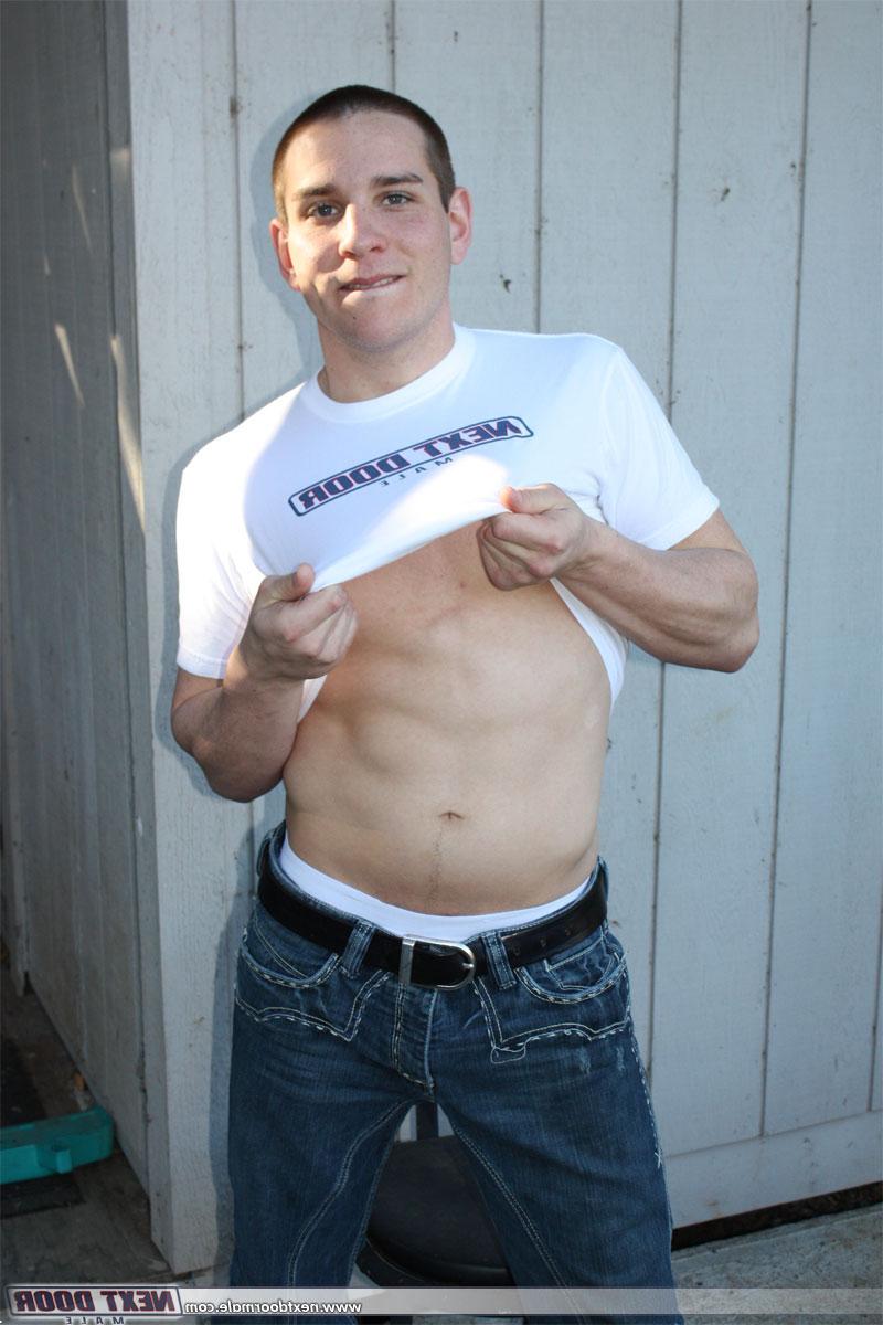 20P El guapo camionero Dylan McLovin se desnuda al aire libre y se masturba