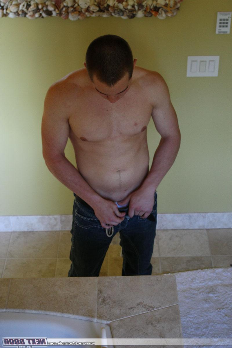 20P El guapo camionero Dylan McLovin se desnuda al aire libre y se masturba