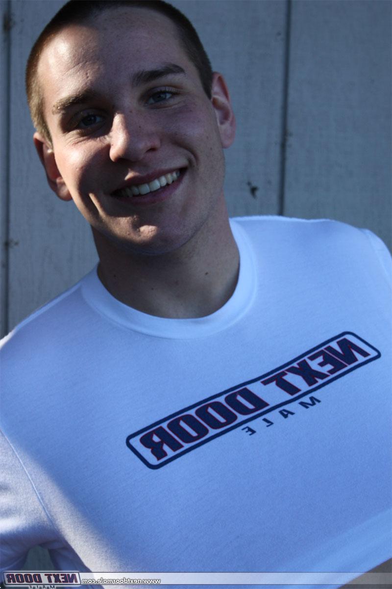 20P El guapo camionero Dylan McLovin se desnuda al aire libre y se masturba
