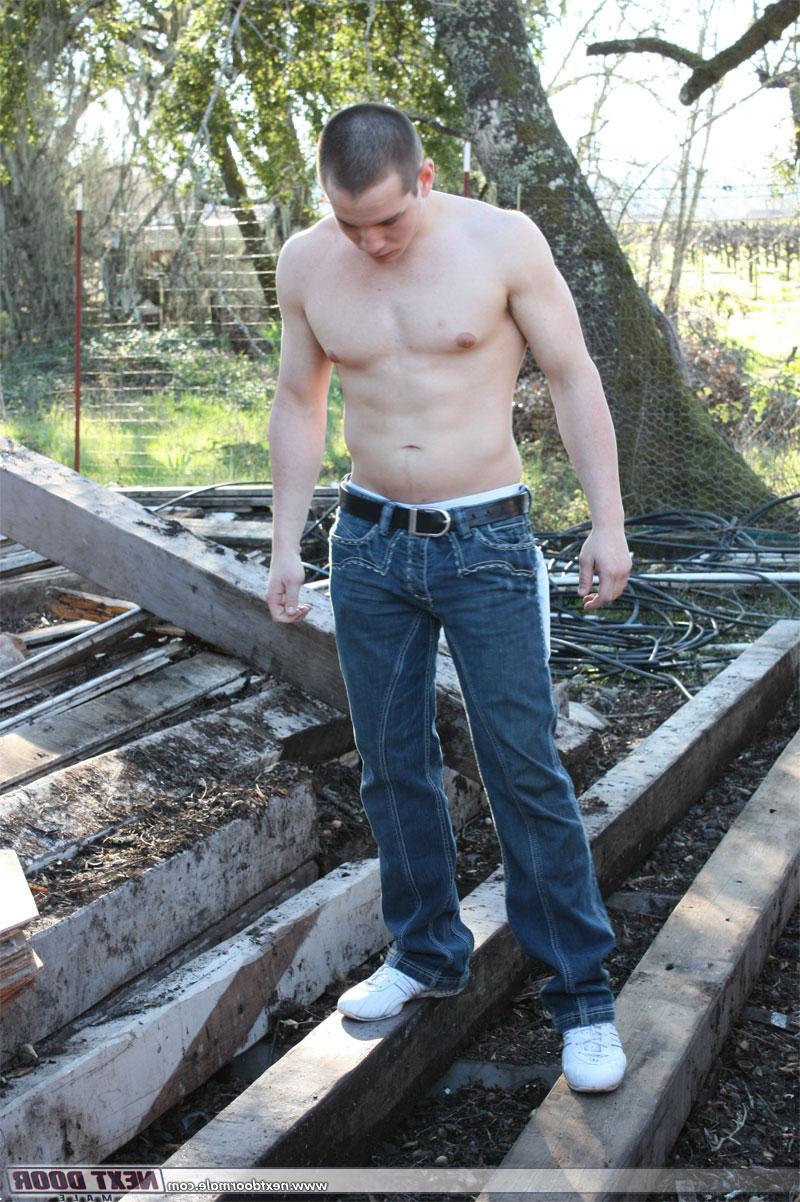 20P El guapo camionero Dylan McLovin se desnuda al aire libre y se masturba