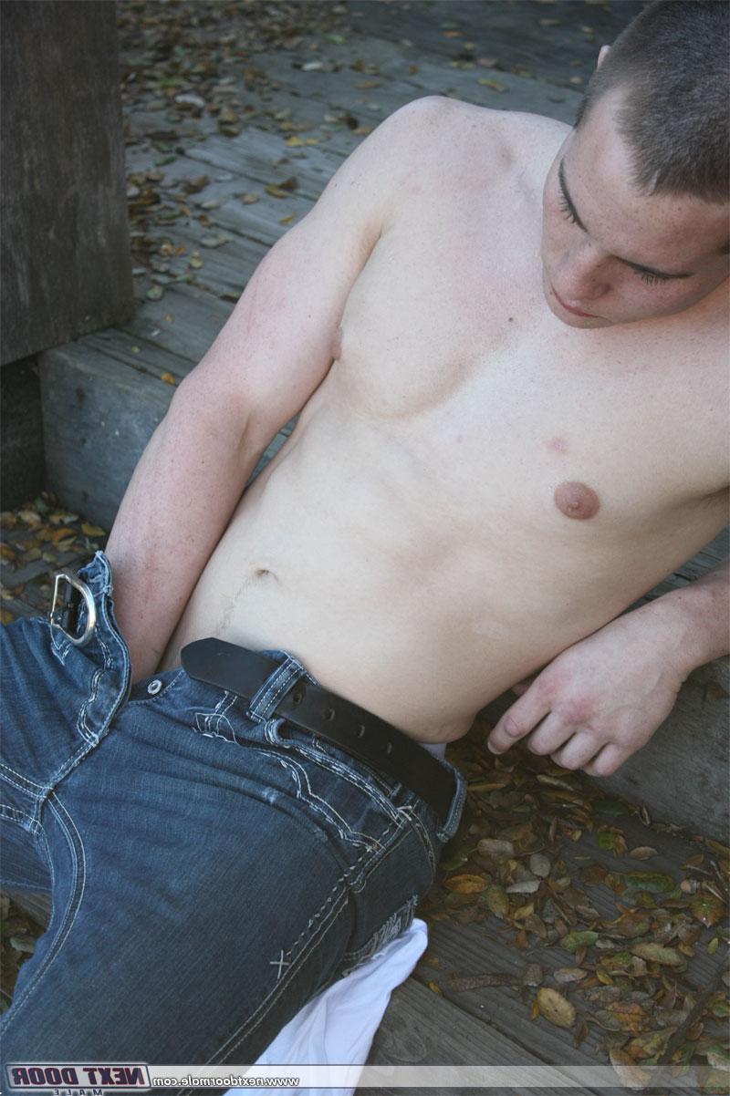 20P El guapo camionero Dylan McLovin se desnuda al aire libre y se masturba