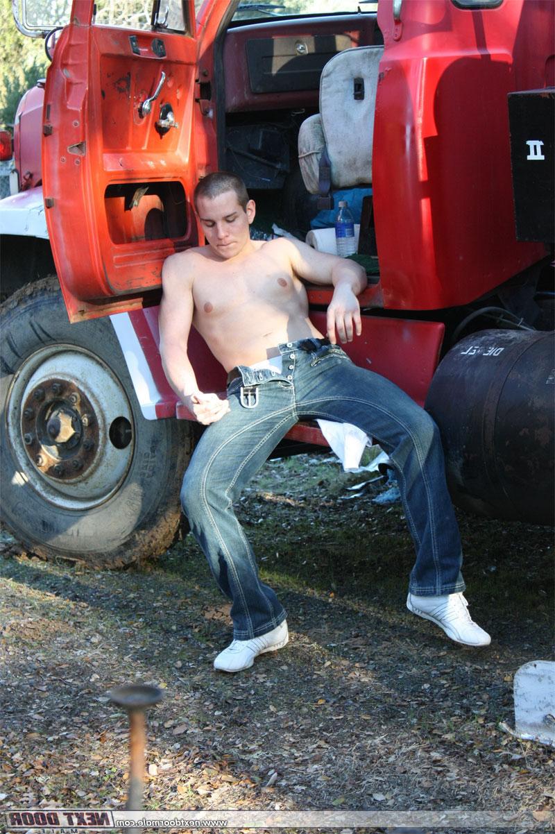 20P El guapo camionero Dylan McLovin se desnuda al aire libre y se masturba