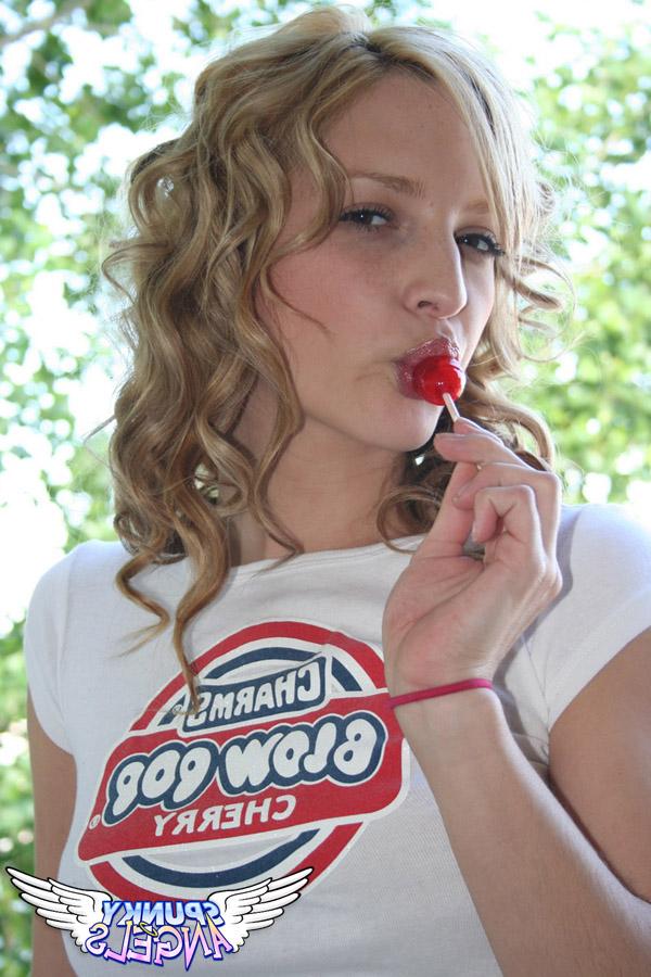 12P La jeune blonde Marylin baisse son jean tout en arborant un orteil camel.