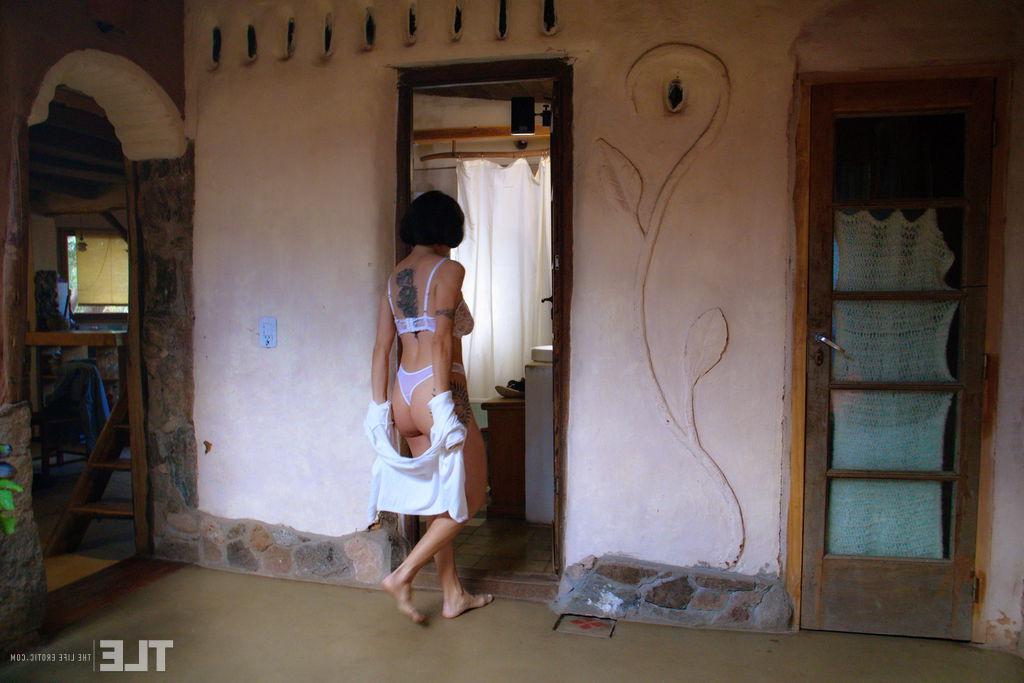 15P A adolescente morena Sasha E usa meias e meias de malha durante brincadeiras de buceta
