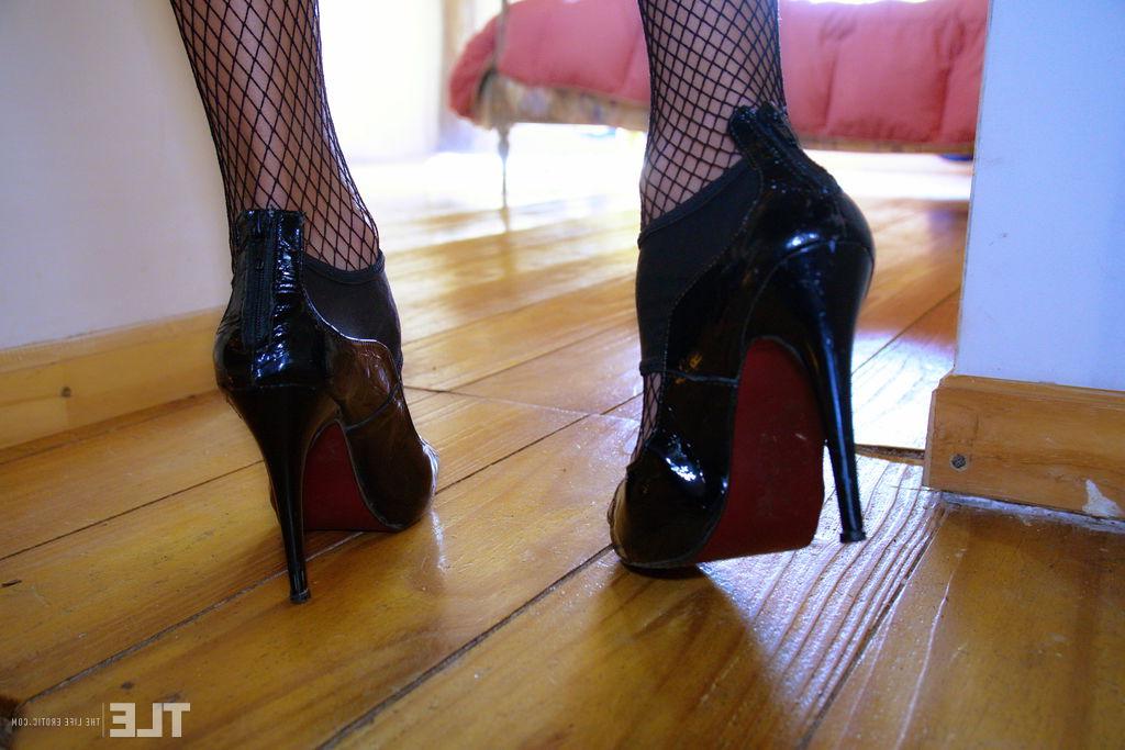 15P A adolescente morena Sasha E usa meias e meias de malha durante brincadeiras de buceta