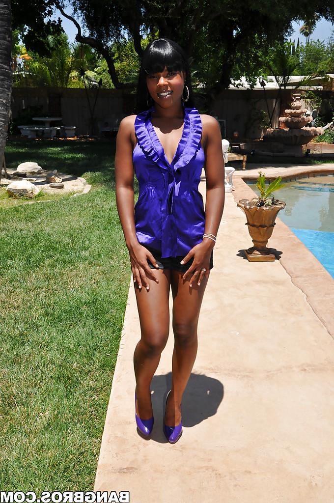 16P La caliente chica de ébano Coffee Brown desnudándose y posando desnuda junto a la piscina