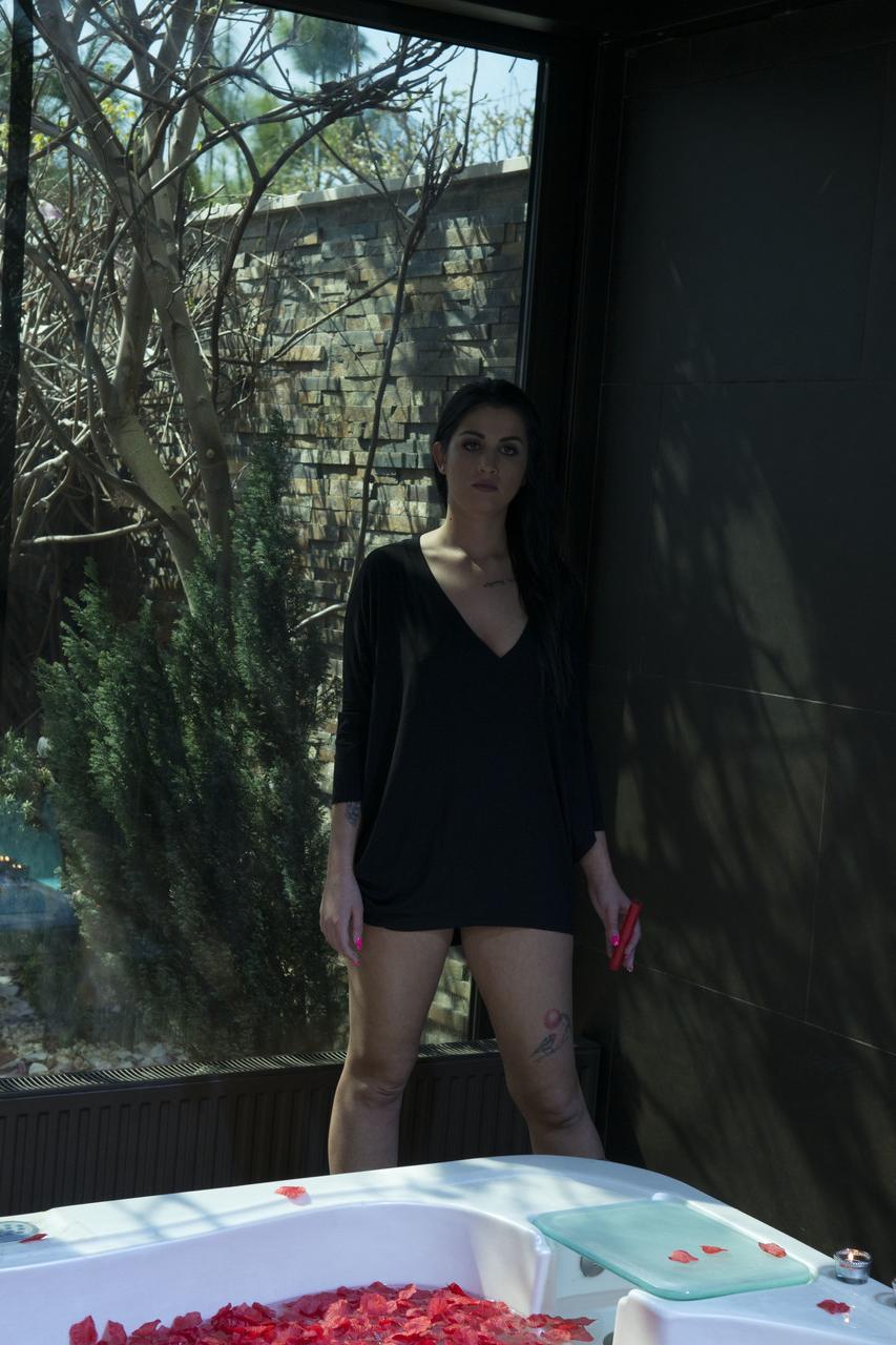 20P Zierliche Pornostars zeigen bei einem Fotoshooting ihre sexy Körper hinter den Kulissen