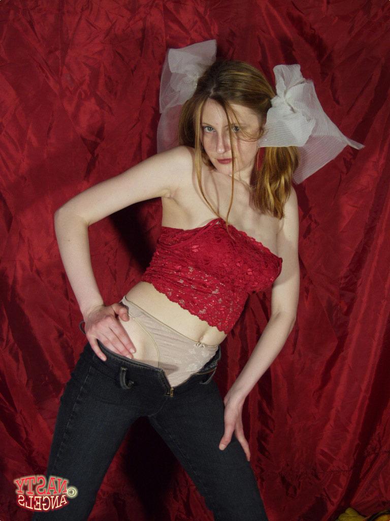 20P La MILF tchèque sexy Dasha se déshabille et montre ses gros seins.