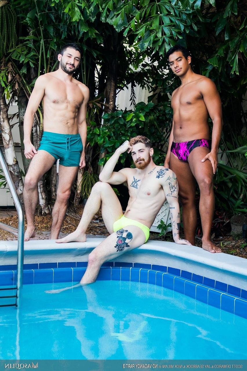20P O galã gay Nick Milani é assado no espeto em um trio anal selvagem