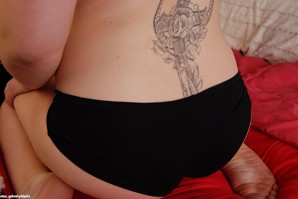 16P Fatty blonde with red lips Layce shows her nice-looking tattoos