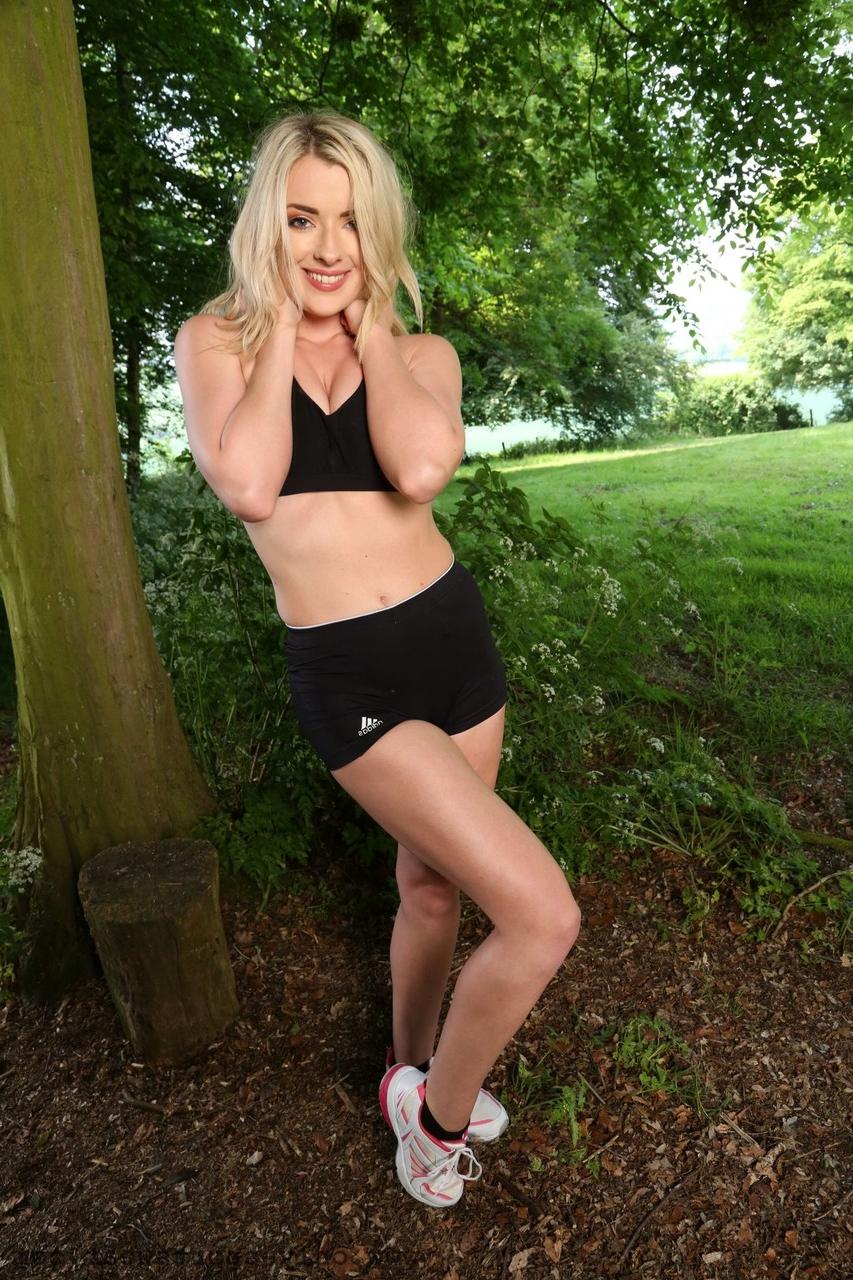 20P A linda modelo loira Grace Lily revela seus seios naturais e brinca no parque
