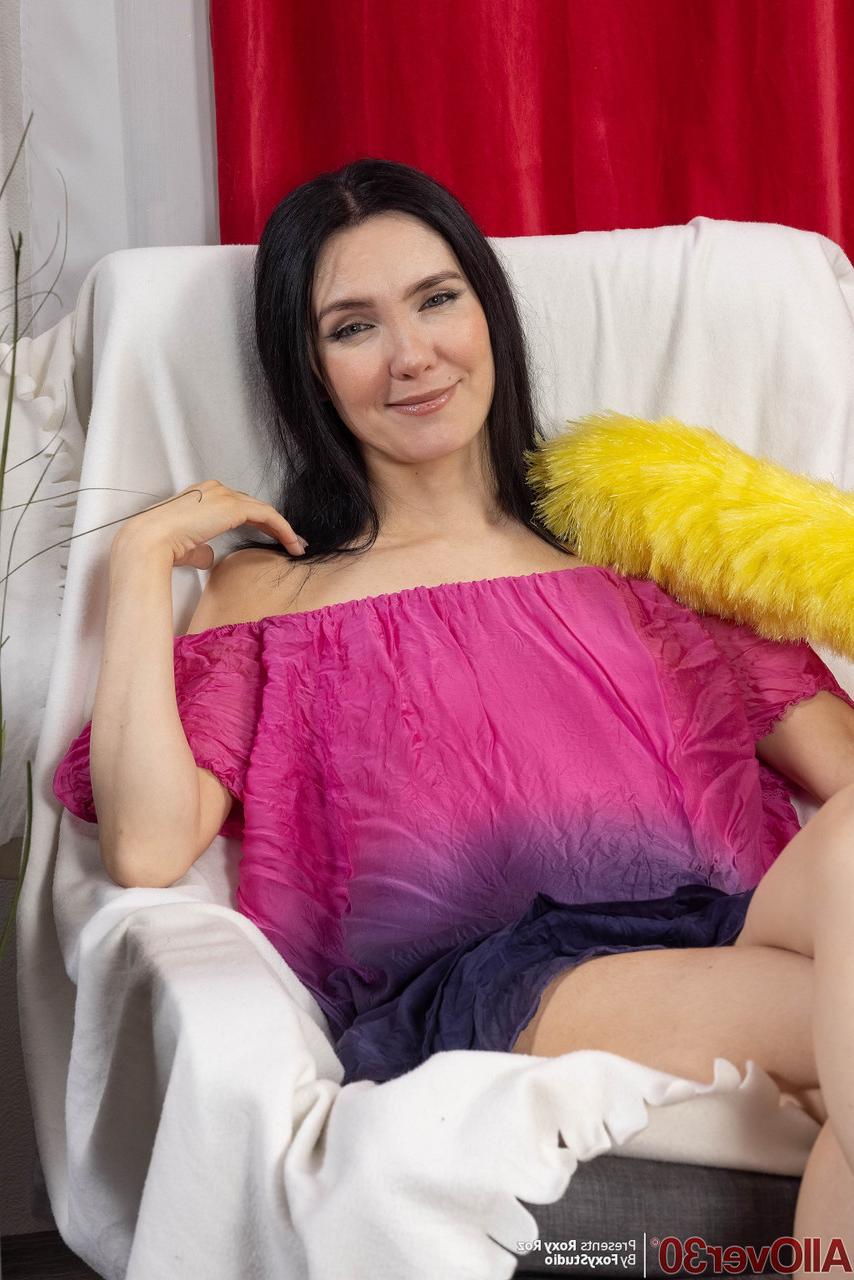 16P 30歳以上のブルネットのロキシー・ロズが全裸になりながら羽根たたきを振るう