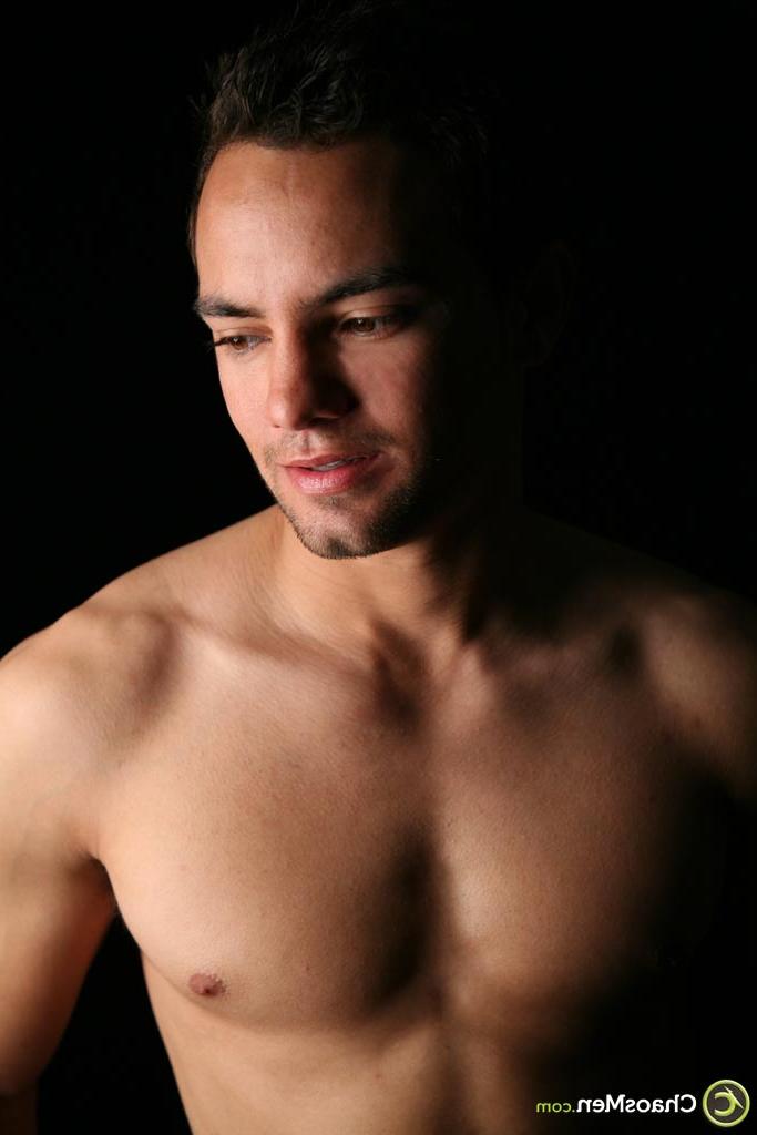 20P Kinky gay Dyson mostra seus músculos e pau grande em ação solo em um sofá
