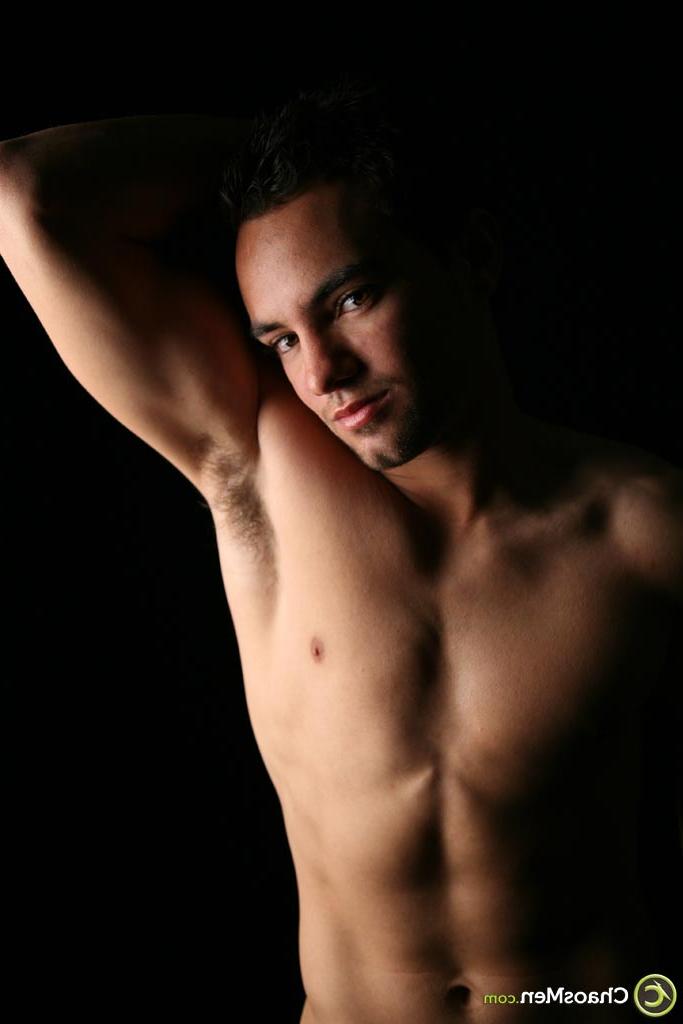 20P Kinky gay Dyson mostra seus músculos e pau grande em ação solo em um sofá