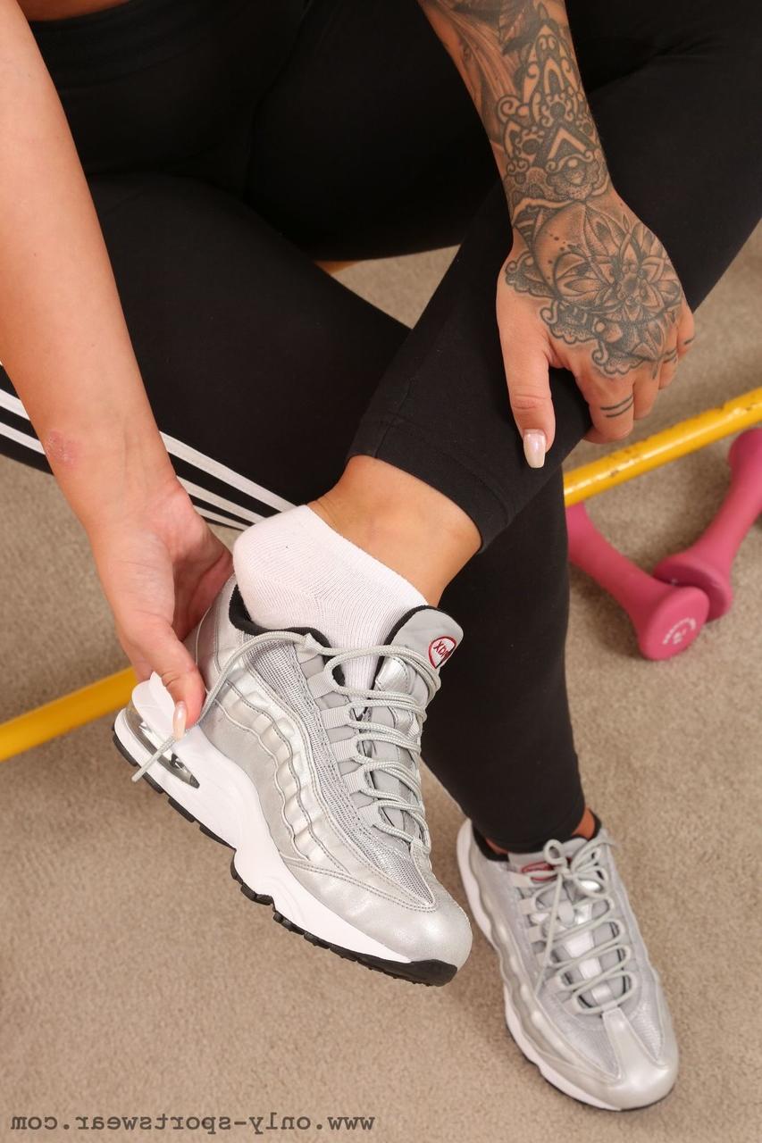 20P Foxy Alexa B enlève son uniforme de sport sexy et expose ses seins juteux.