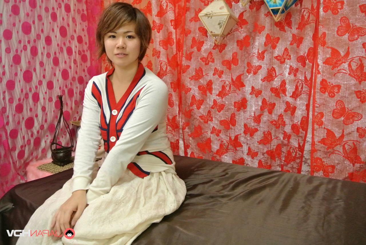 15P La japonaise Rei Senzaka écarte son vagin après s'être déshabillée.