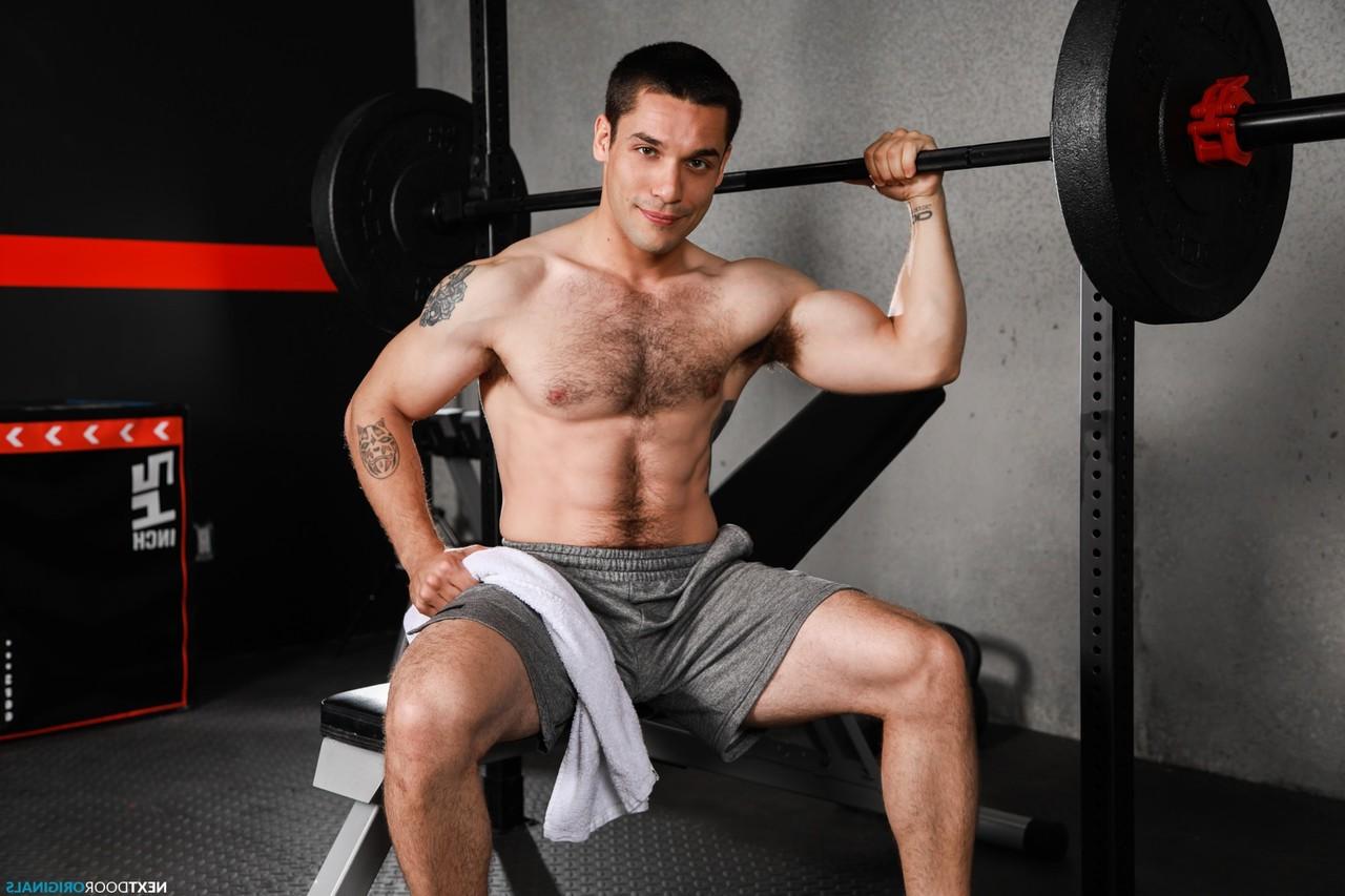 20P Los hombres musculosos Dalton Riley y Andrew Miller chupan pollas y tienen sexo gay en el gimnasio