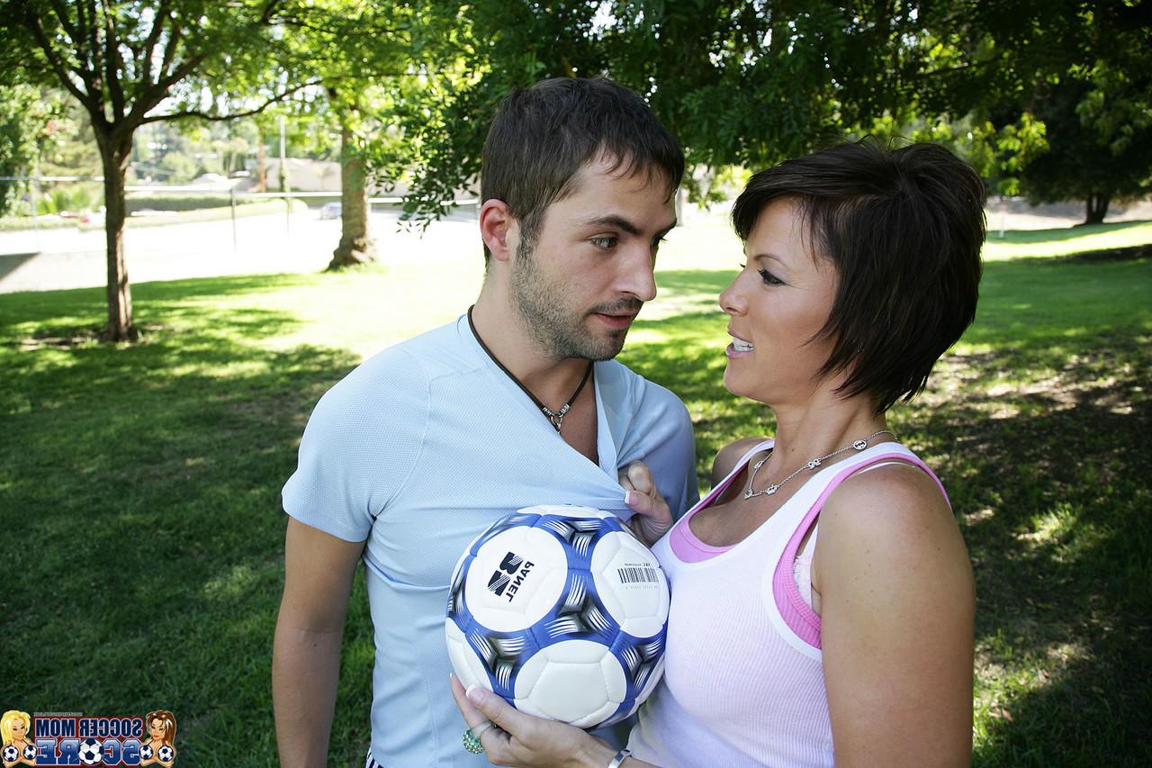 13P MILF sexy seduce a un joven futbolista en un parque antes de follárselo