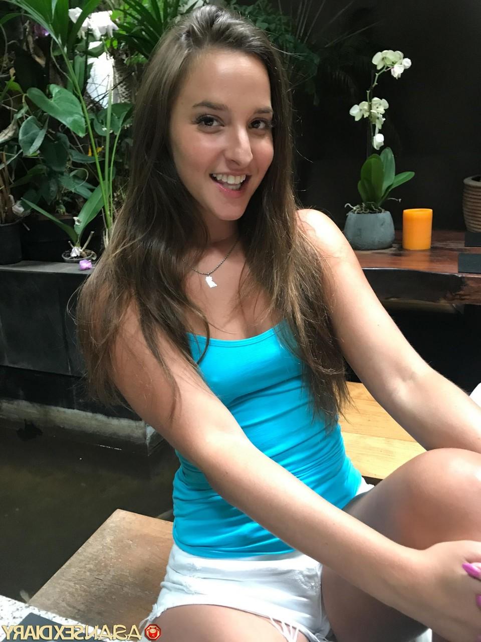 20P Die große Amateurin Amira zieht sich aus und lutscht einen Schwanz, bevor sie ihn im Doggystyle macht