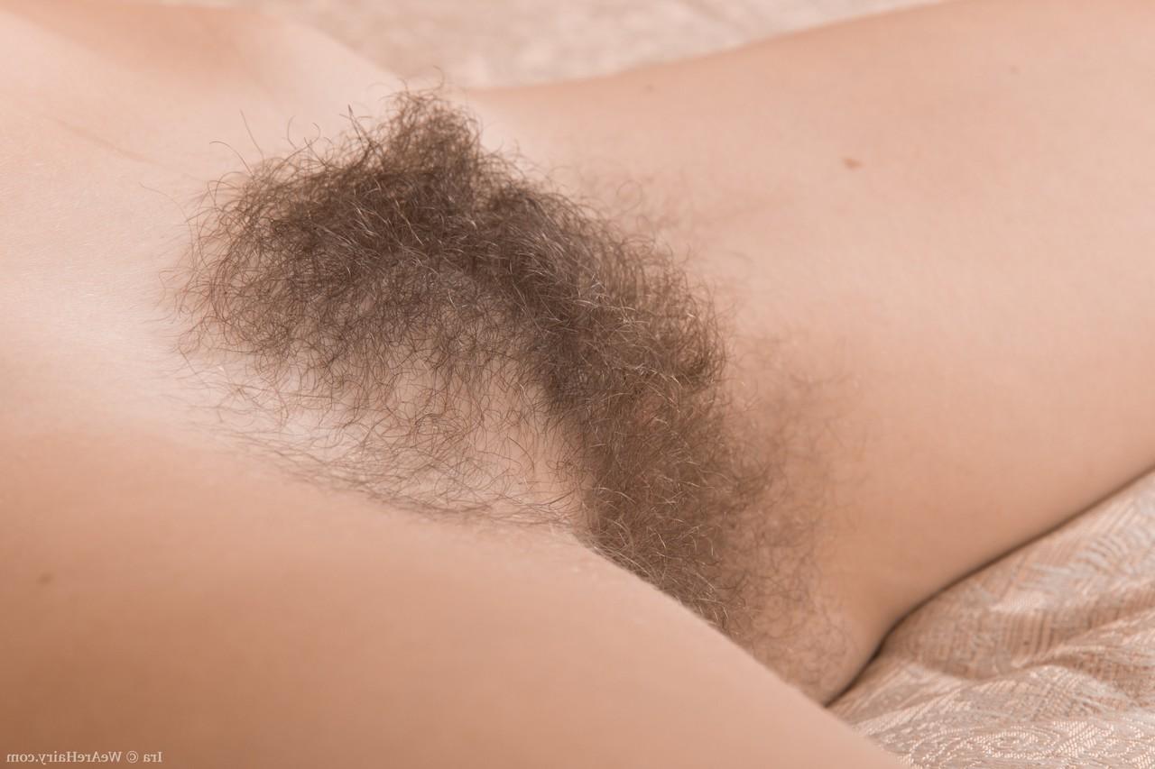 20P Mulher muito magra, Ira, exibindo sua buceta peluda e corpo em forma em várias poses