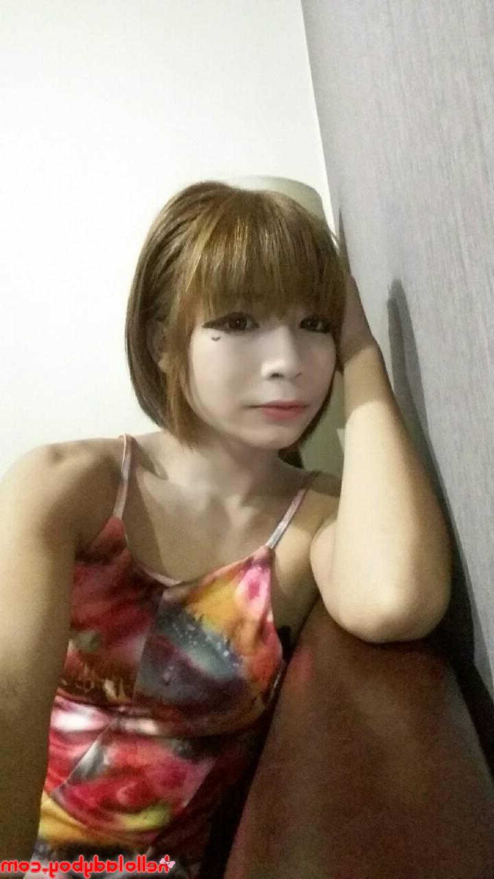 20P Dünnes asiatisches Transluder zeigt in einer sexy Zusammenstellung ihren unbeschnittenen Schwanz