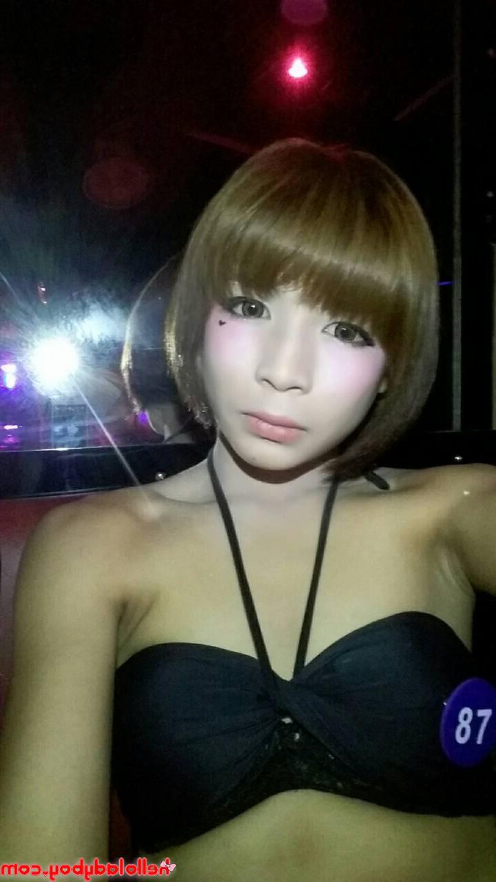 20P Dünnes asiatisches Transluder zeigt in einer sexy Zusammenstellung ihren unbeschnittenen Schwanz