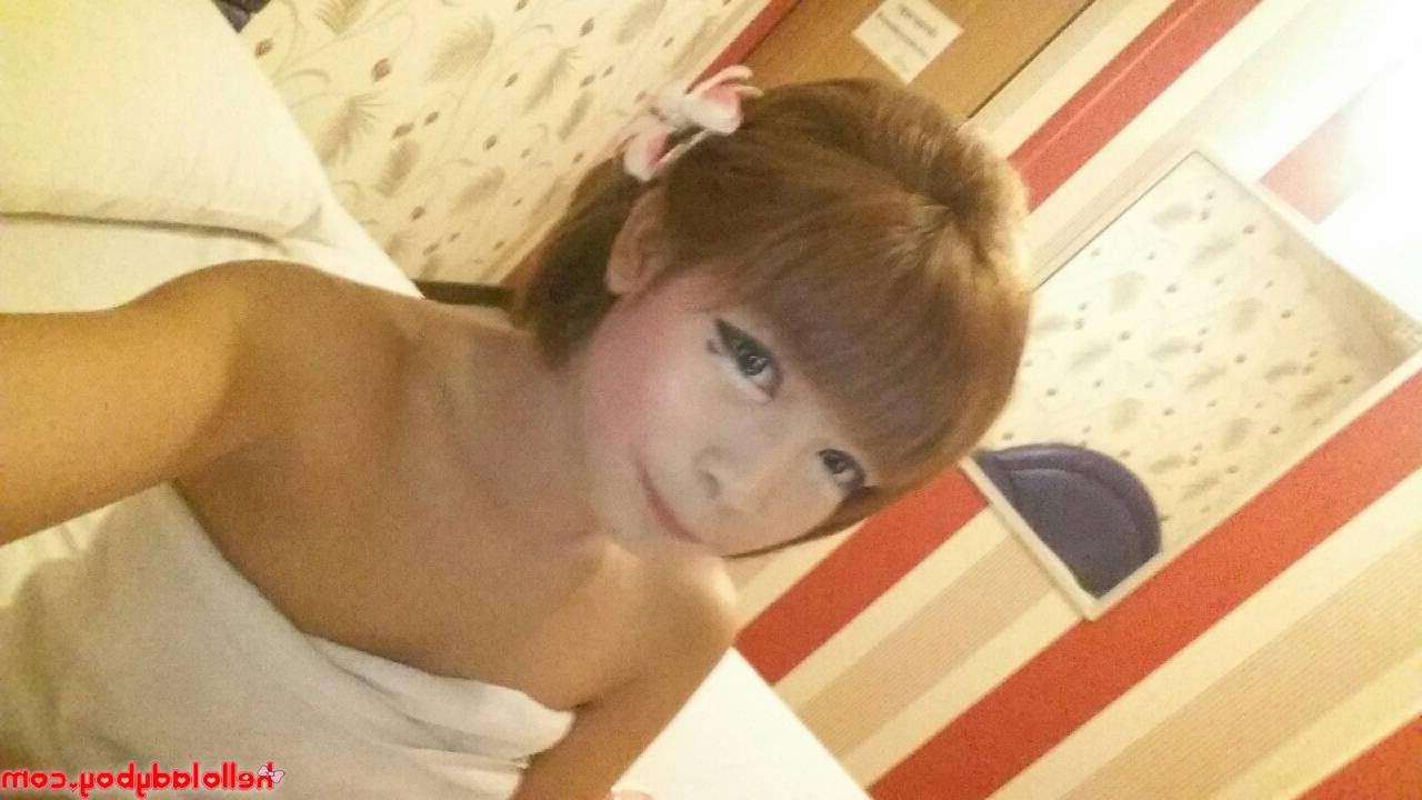 20P Dünnes asiatisches Transluder zeigt in einer sexy Zusammenstellung ihren unbeschnittenen Schwanz