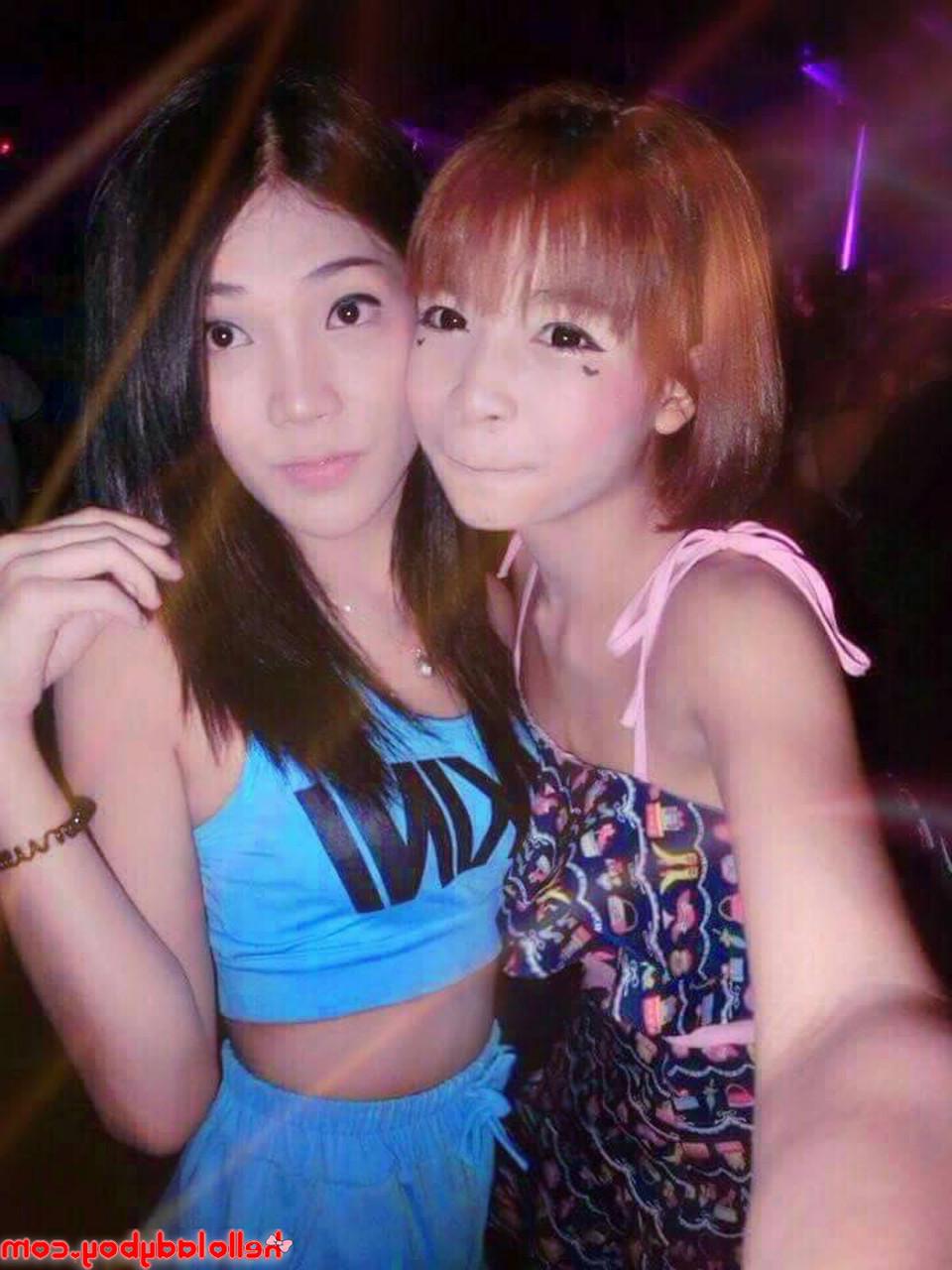 20P Dünnes asiatisches Transluder zeigt in einer sexy Zusammenstellung ihren unbeschnittenen Schwanz