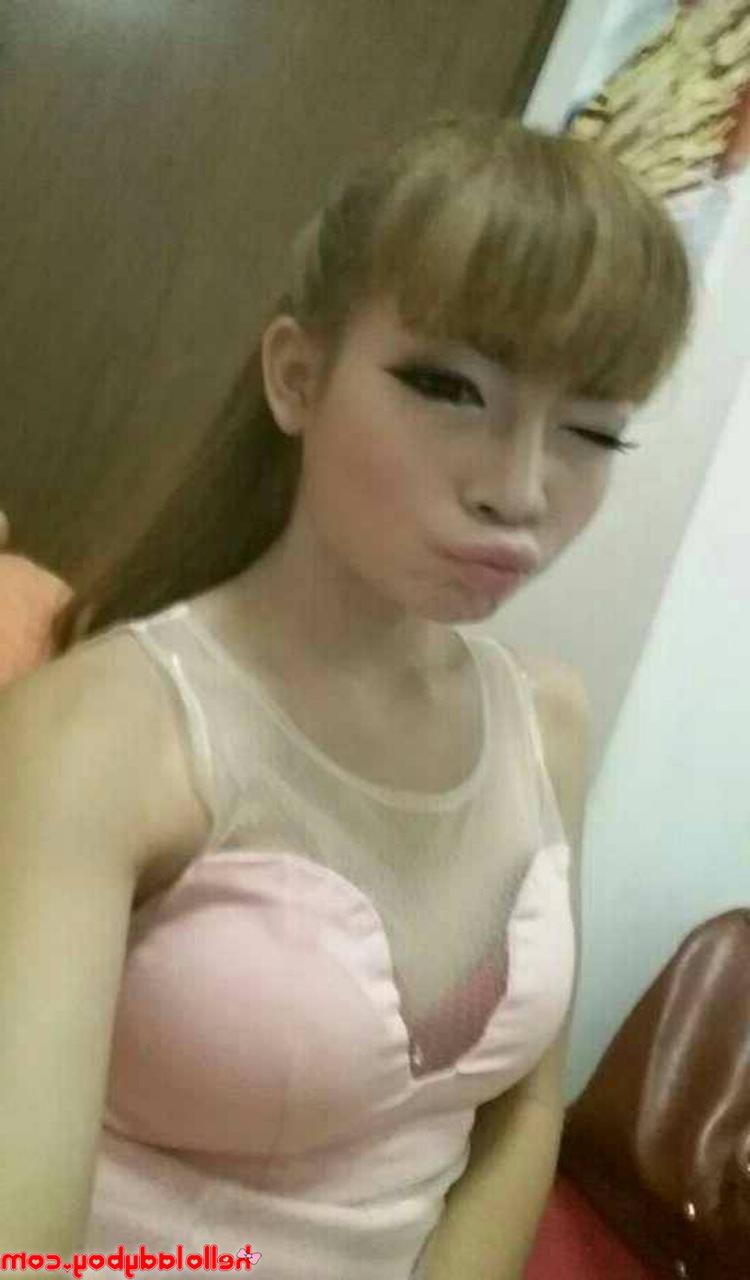 20P Dünnes asiatisches Transluder zeigt in einer sexy Zusammenstellung ihren unbeschnittenen Schwanz