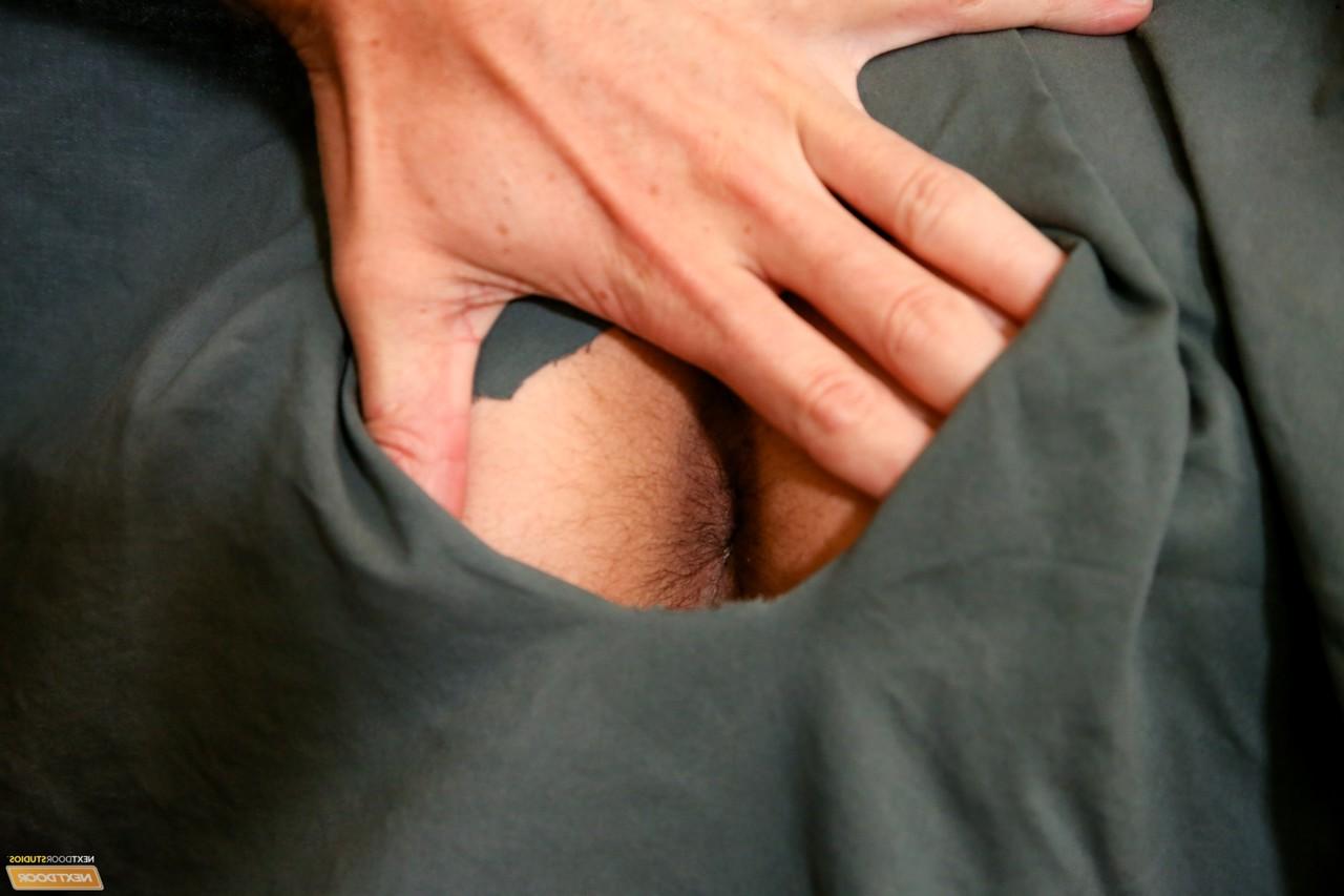 20P Der schwule Brandon Moore bläst und fickt Brenner Bolton durch einen Gloryhole-Vorhang