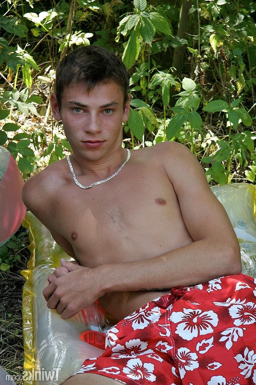 20P Jovens gays amadores insaciáveis ​​tiram a roupa e se fodem em um trio ao ar livre