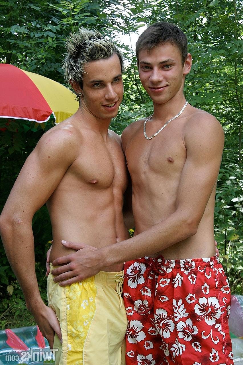 20P Jovens gays amadores insaciáveis ​​tiram a roupa e se fodem em um trio ao ar livre