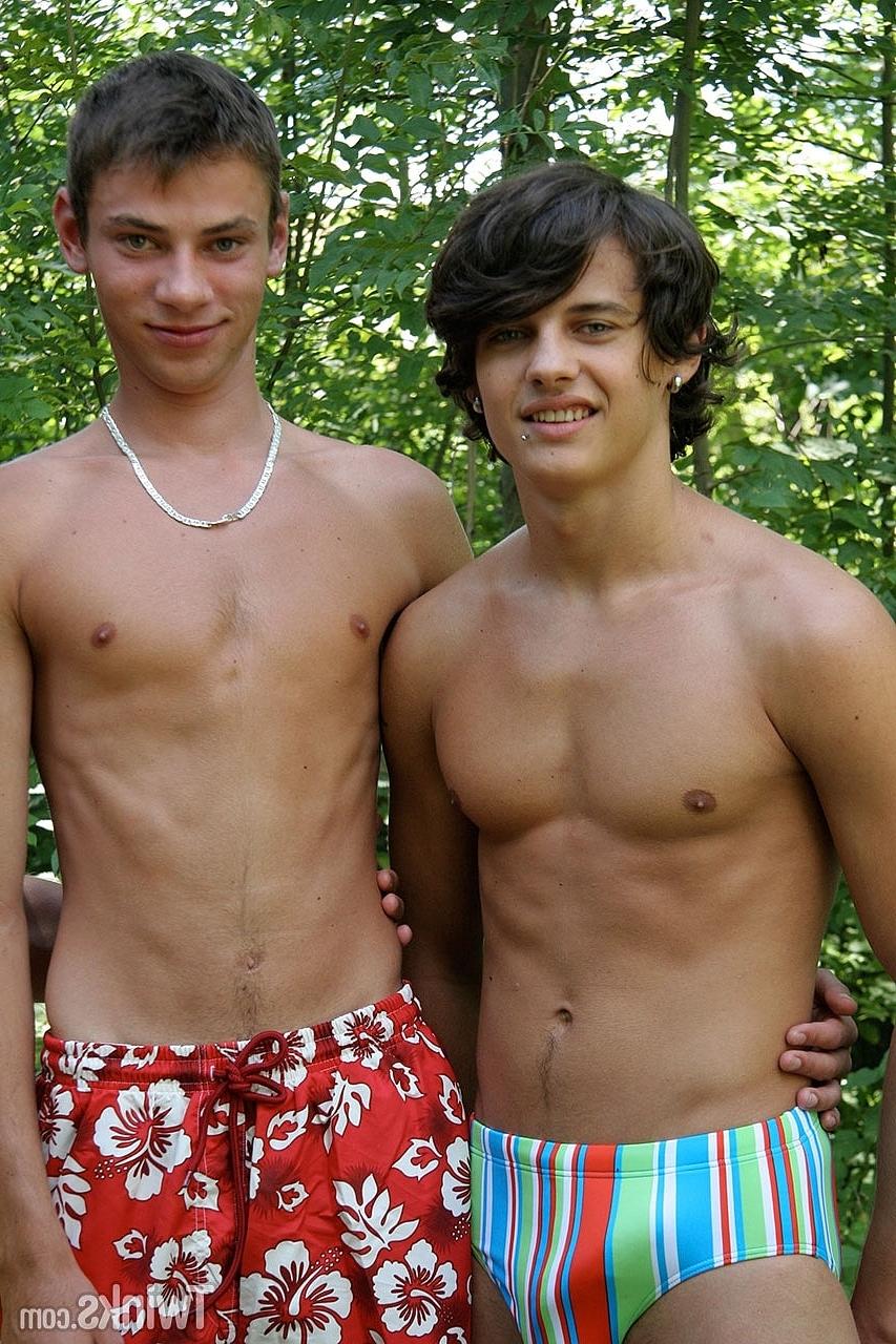 20P Jovens gays amadores insaciáveis ​​tiram a roupa e se fodem em um trio ao ar livre