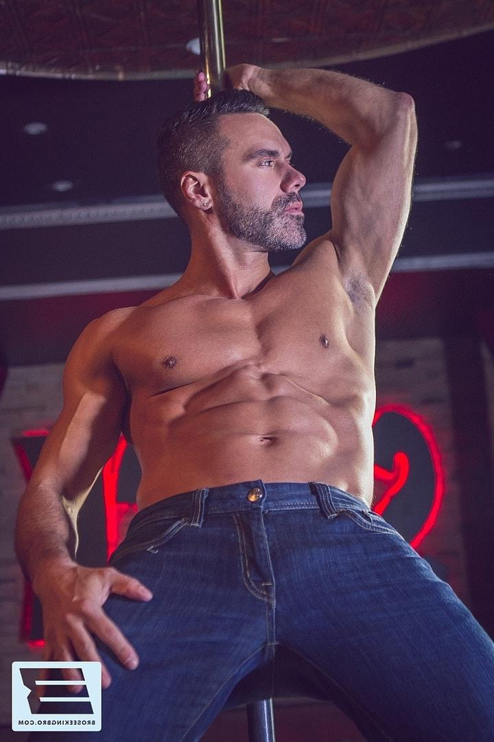 20P De belles strip-teaseuses gays se donnent du plaisir oral et ont des relations sexuelles anales