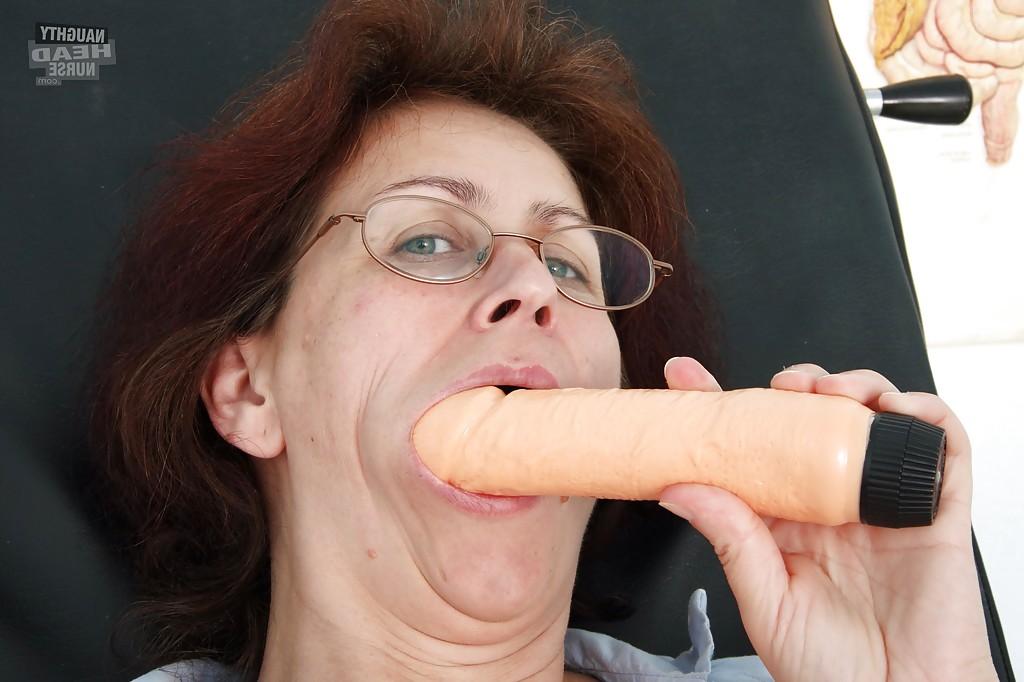 16P Geile reife Dame mit Brille stopft sich mit einem Dildo und einem Spekulum die Fotze voll