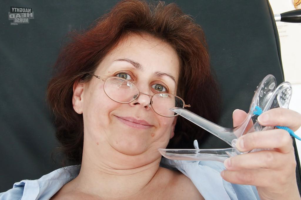 16P Geile reife Dame mit Brille stopft sich mit einem Dildo und einem Spekulum die Fotze voll