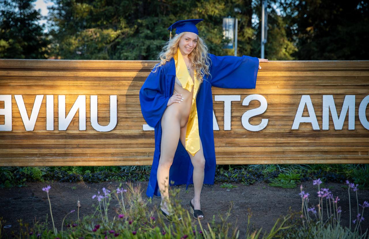12P Estudante loira posa nua e brinca com seu corpo esguio