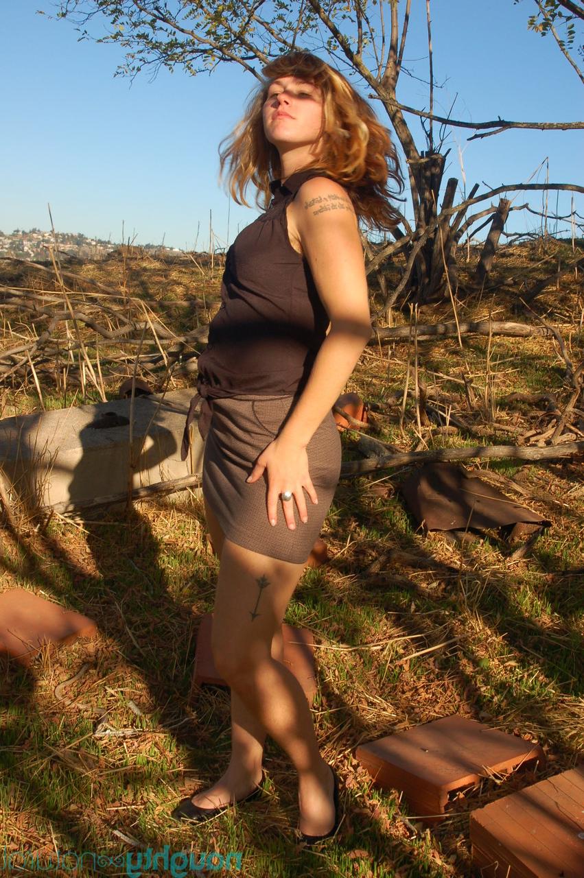 20P La amateur Lilah toma el sol y se frota la vagina peluda mientras se desnuda al aire libre