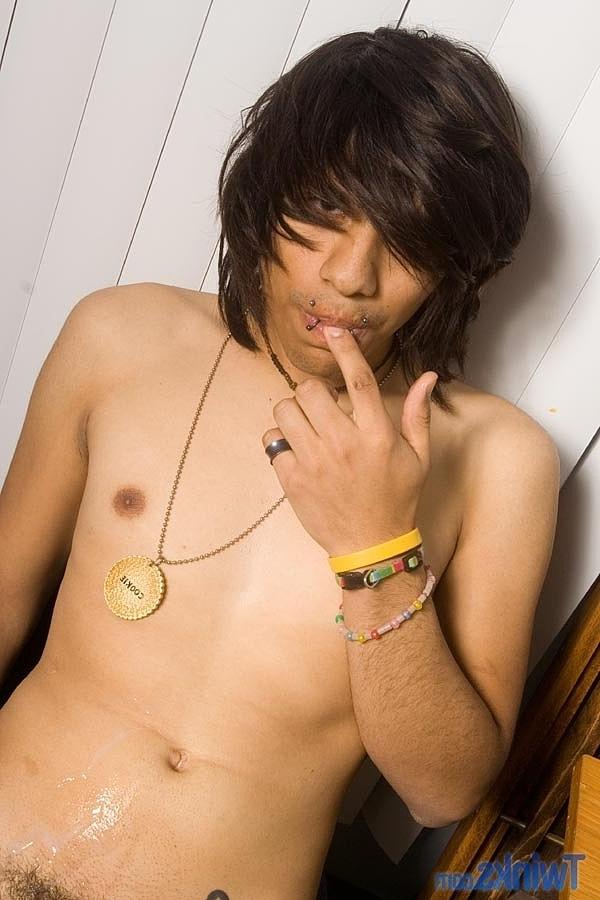 20P Emo twink com cabelo comprido Danny V se despindo e brincando com seu pau