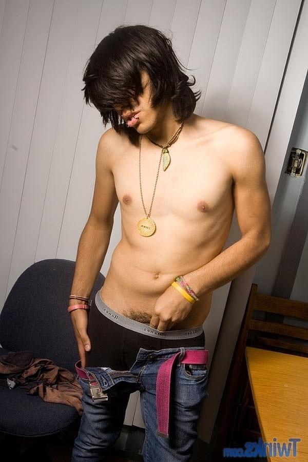 20P Emo twink com cabelo comprido Danny V se despindo e brincando com seu pau