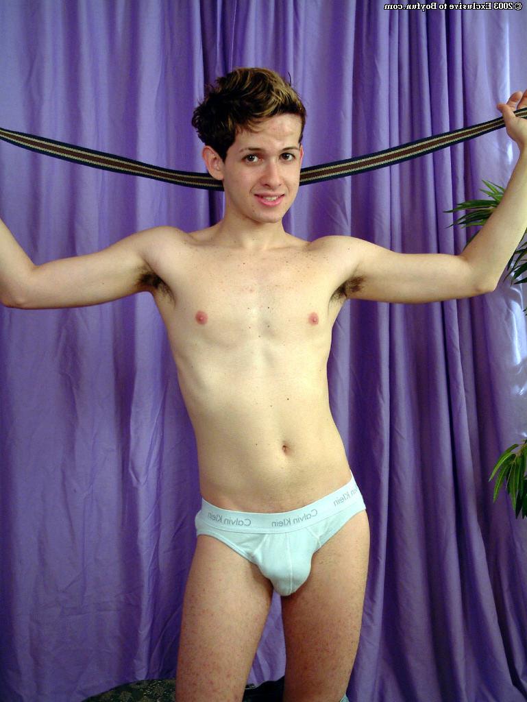 20P O adolescente gay magro Thiago fica nu e mostra seu pau sugável