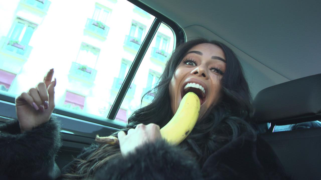 15P A pornstar latina Canela Skin se envolve em atos sexuais hardcore em um quarto