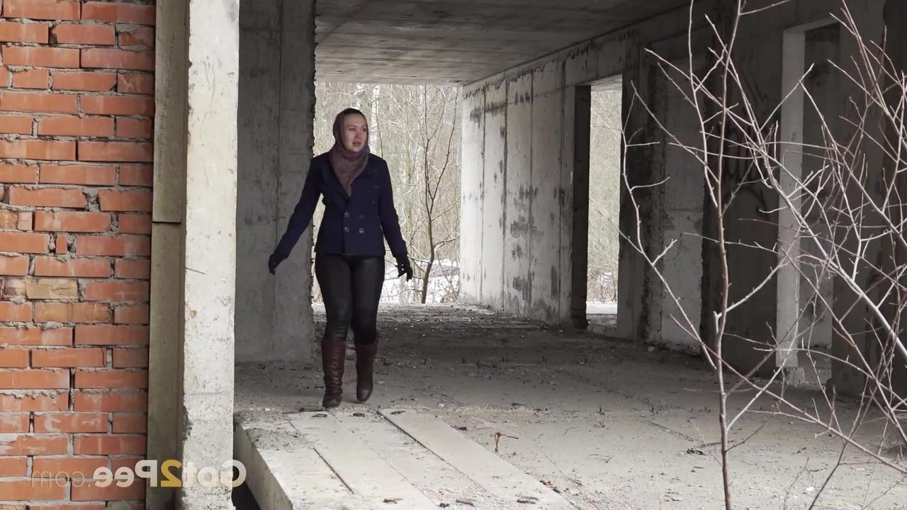 15P La chica solitaria Anya se baja los pantalones para orinar urgentemente en un edificio abandonado