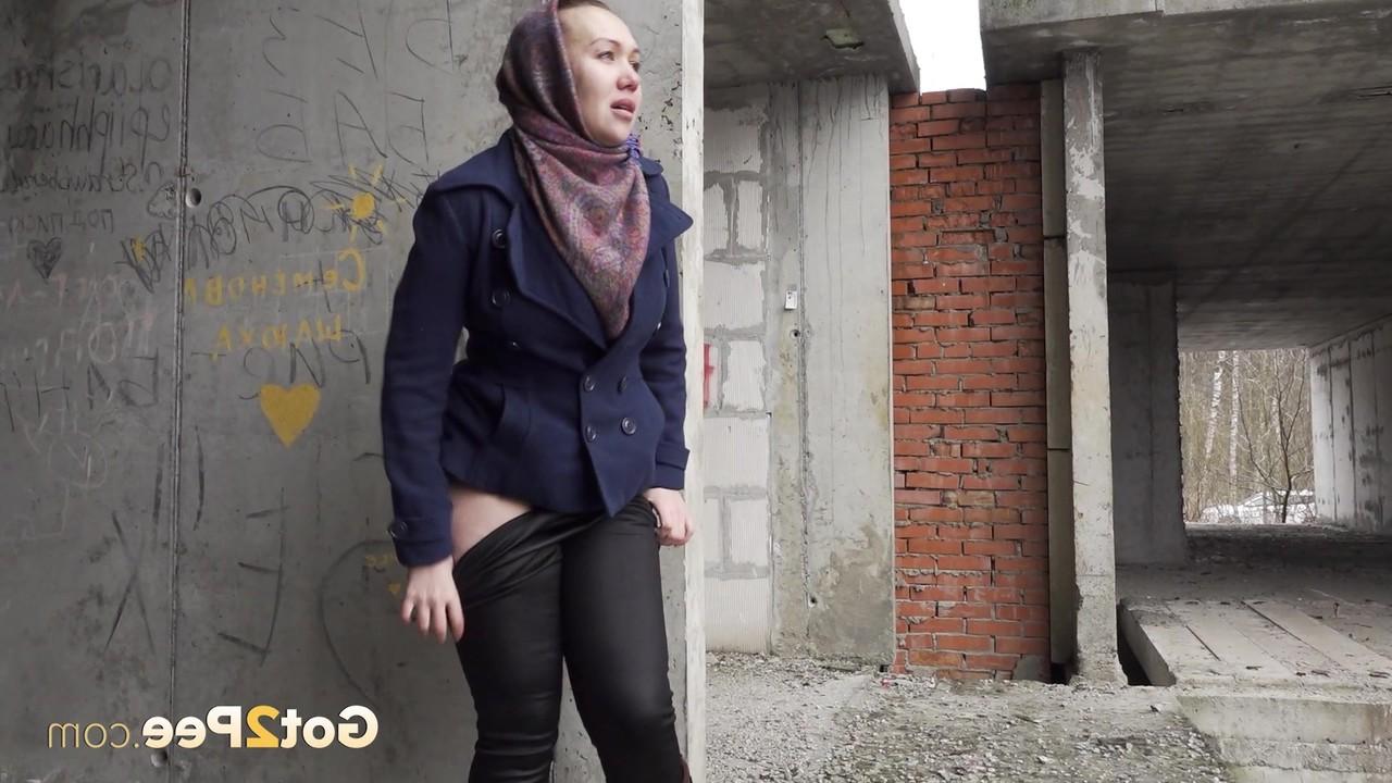 15P La chica solitaria Anya se baja los pantalones para orinar urgentemente en un edificio abandonado