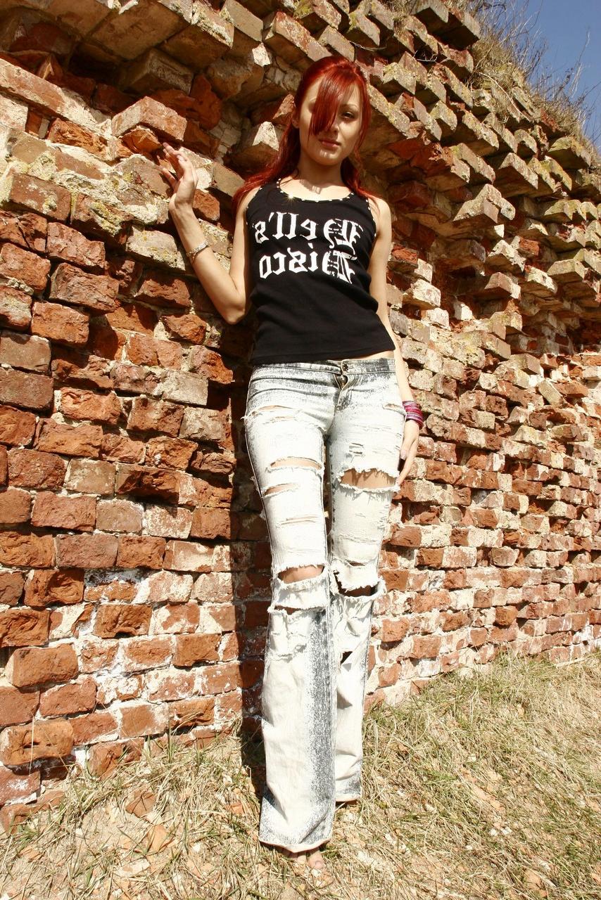 20P A adolescente ruiva Chrissy se dedilha enquanto exibe seu corpo magro e nu