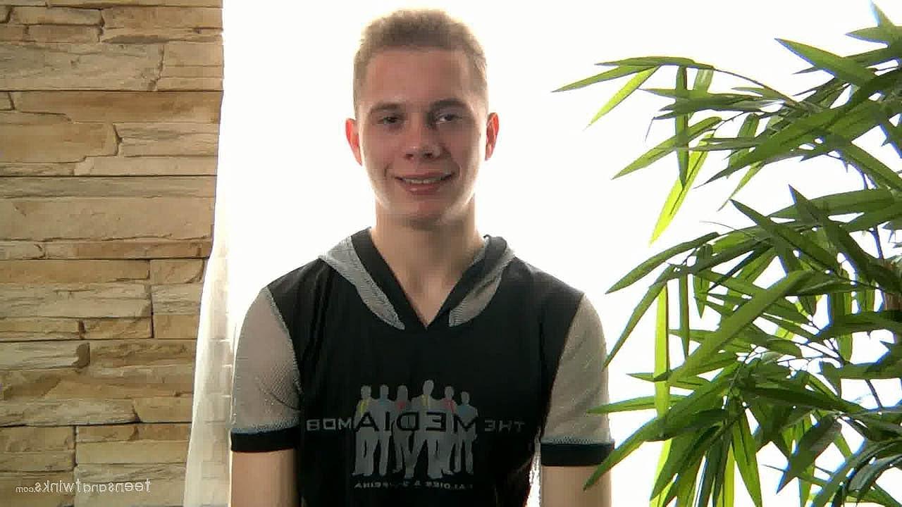 19P Возбужденный твинк Дэвид дрочит свою анальную дырочку и дрочит необрезанный член