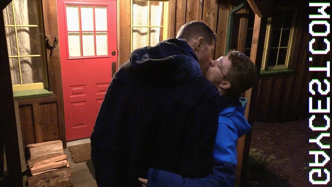 20P Maduro Dr Wolf e adolescente Jonathan beijo francês e foda ao ar livre em ação gay