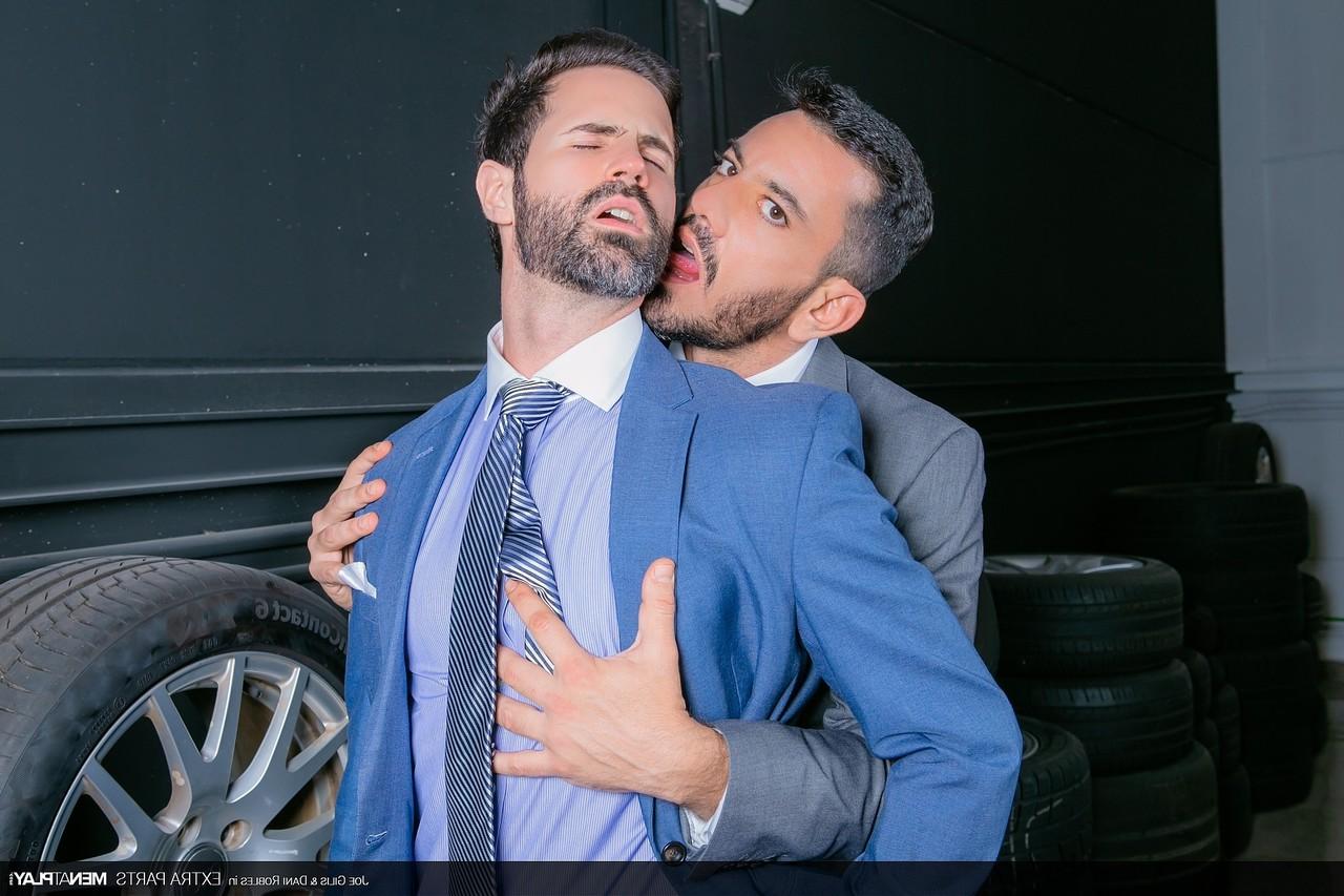 20P Gays ricos Dani Robles y Joe Gillis teniendo sexo anal en el salón del coche