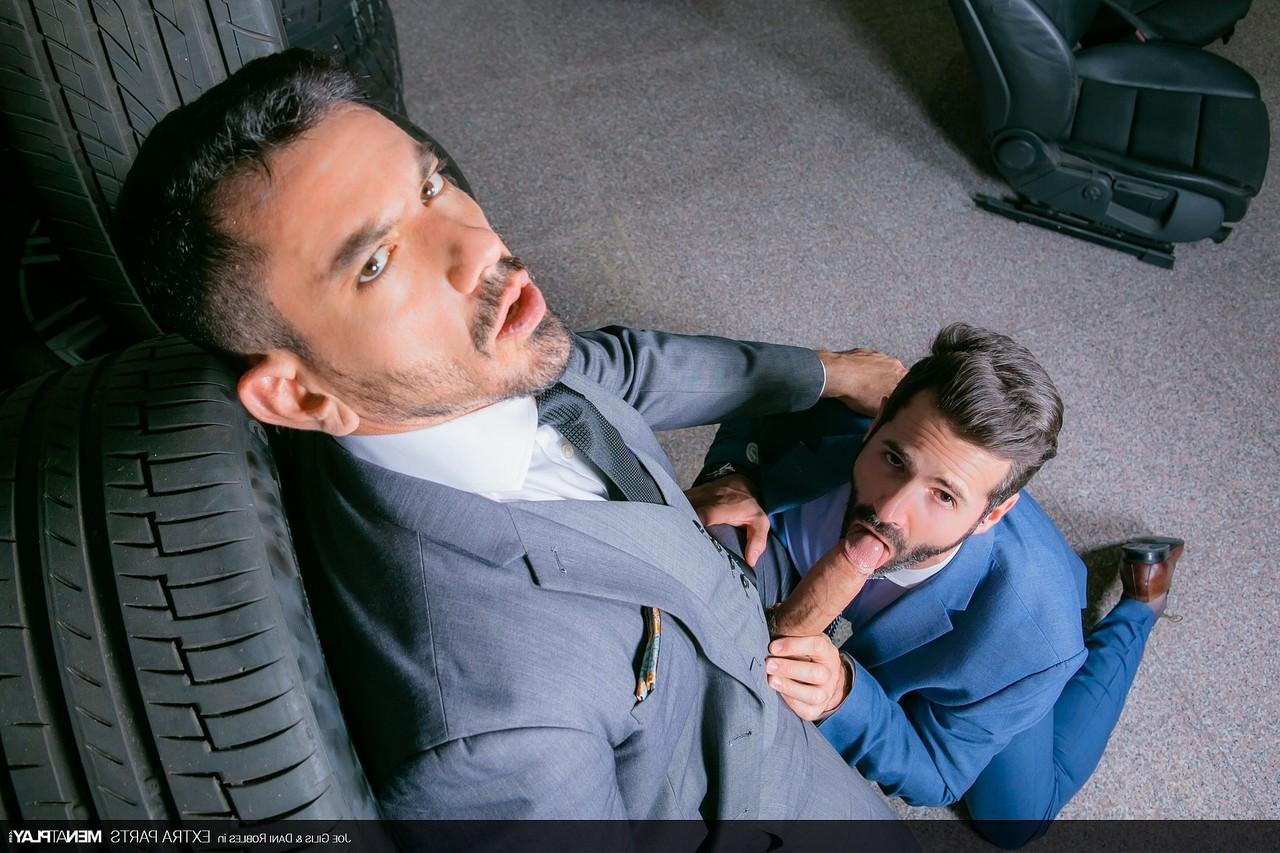 20P Gays ricos Dani Robles y Joe Gillis teniendo sexo anal en el salón del coche